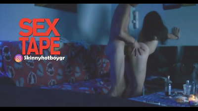 Ntxim hlub ntxhais kawm ntawv nrog nws tus hluas nraug